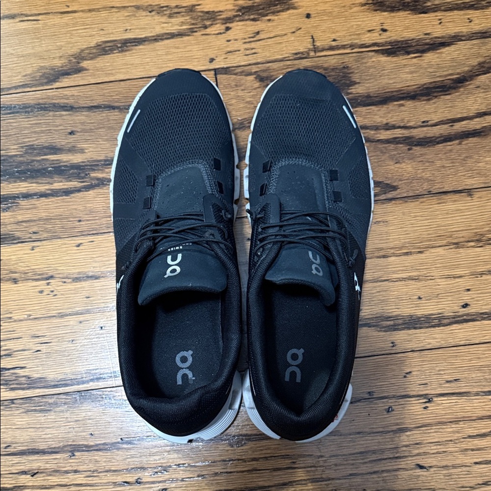 On Cloud women’s Black and White Sneakers